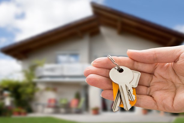 safe-home-person-holding-house-keys