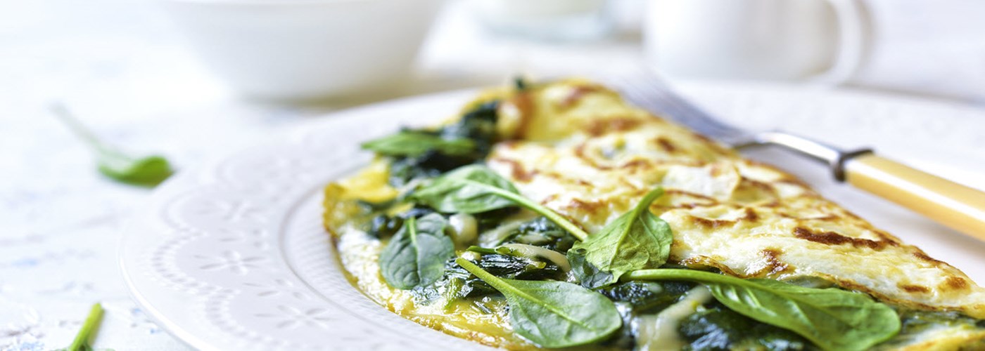 omelette-stuffed-with-spinach-and-cheese-for-a-breakfast