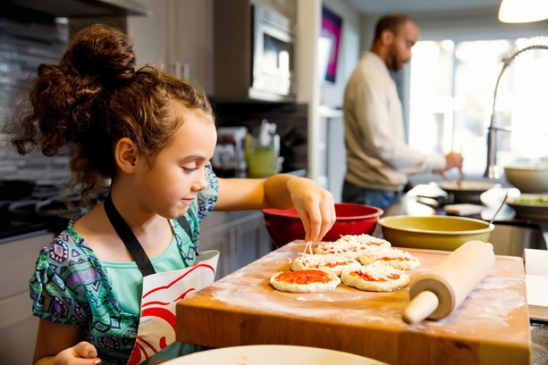 little_girl_learning_to_cook_and_love_food