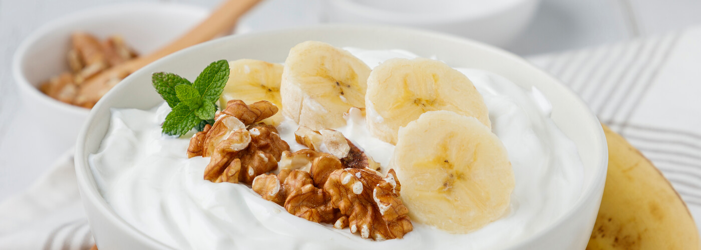 Natural yoghurt with fresh bananas and almonds
